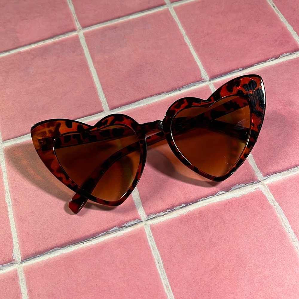 🛍 6 for $35 • Oversized Heart Shape Tortoiseshell Sunglasses